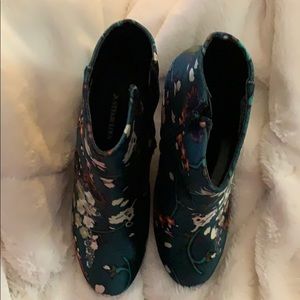 COPY - Just Fabulous Booties, size 9. Winter Green